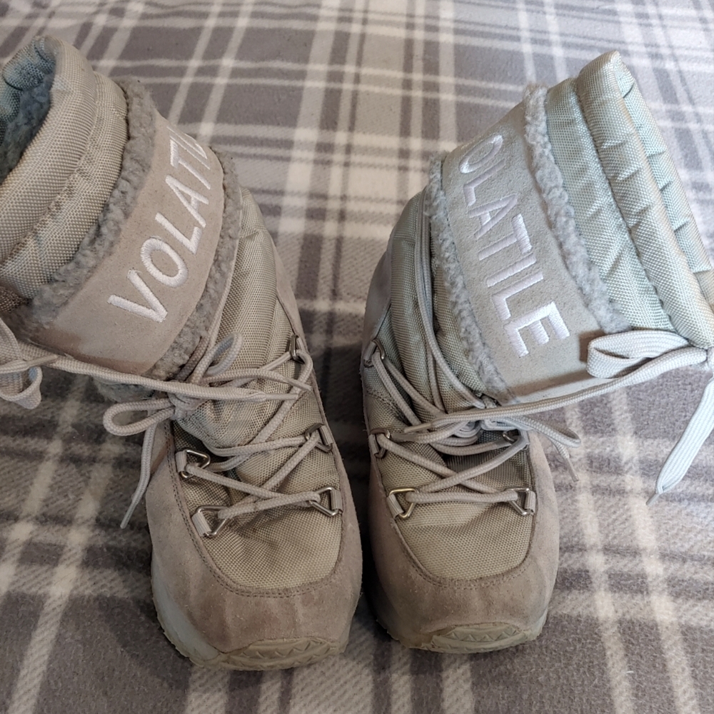 RARE! VOLATILE Lunar Womens Size 6 Suede Snow Boots